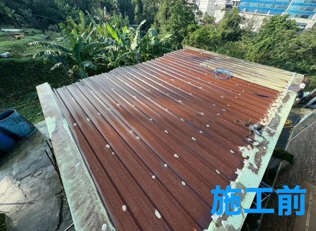 基隆明德二路施工前鐵皮屋頂大面積鏽蝕老化