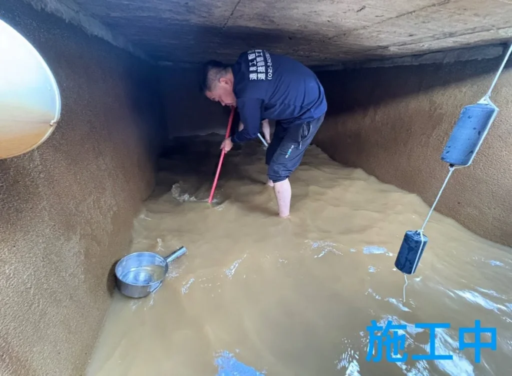 基隆南興路水塔清洗中施工人員刷洗槽底
