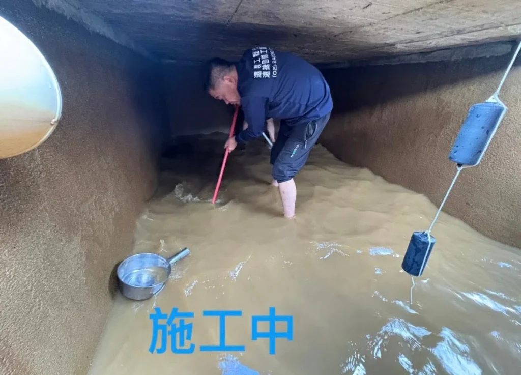 基隆水塔油污清洗中施工人員刷洗槽底