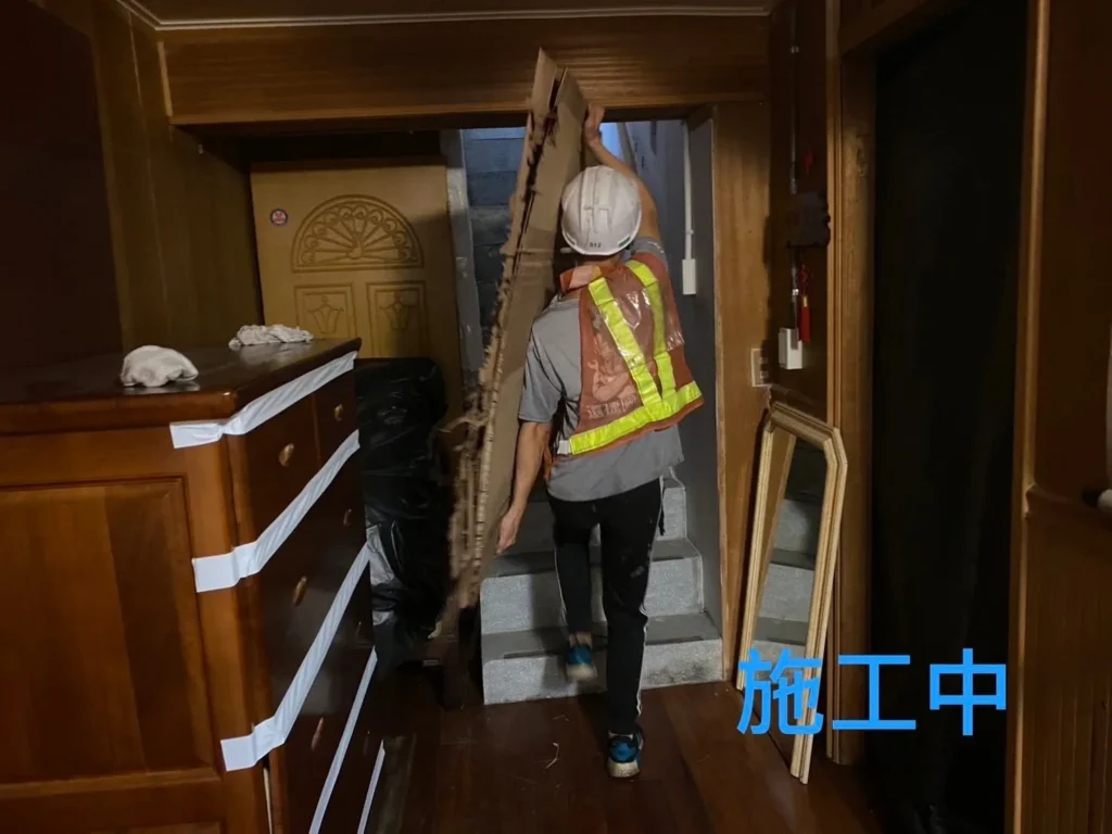 復興街民宅拆除中施工人員搬運舊木作材料