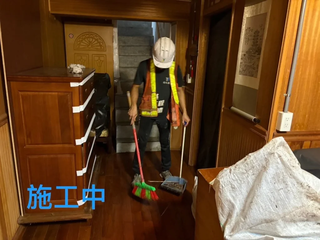 基隆復興街拆除清運中人員清掃室內作業區