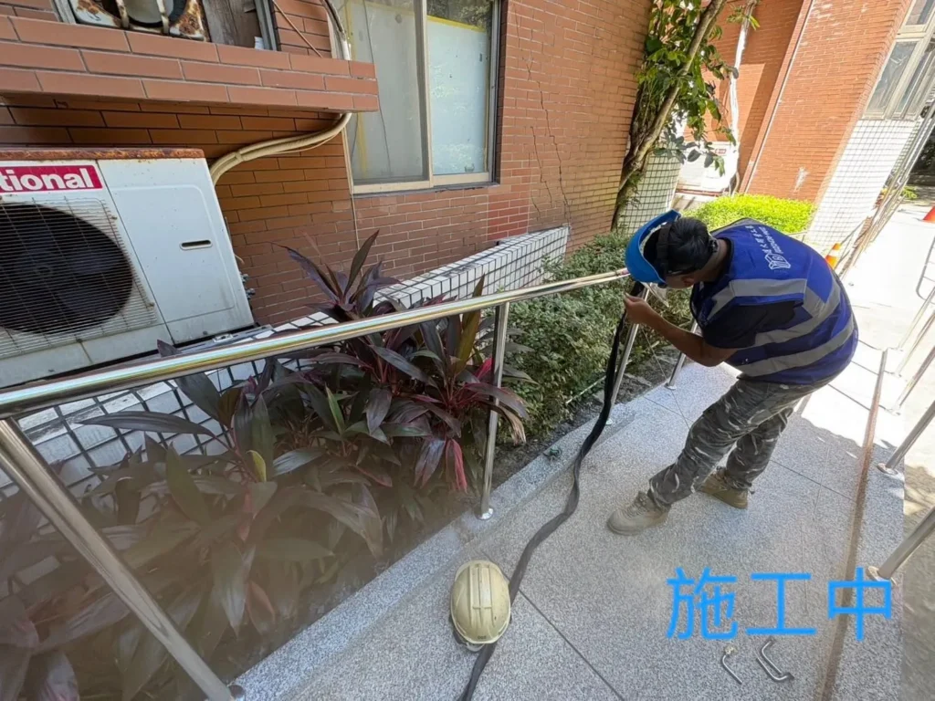 興隆路社區施工中沿無障礙斜坡定位白鐵欄杆