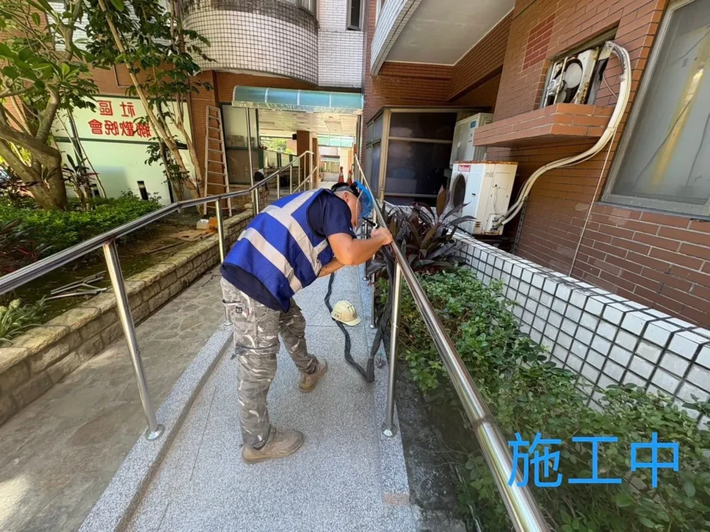 台北木柵白鐵扶手安裝中施工人員進行欄杆焊接