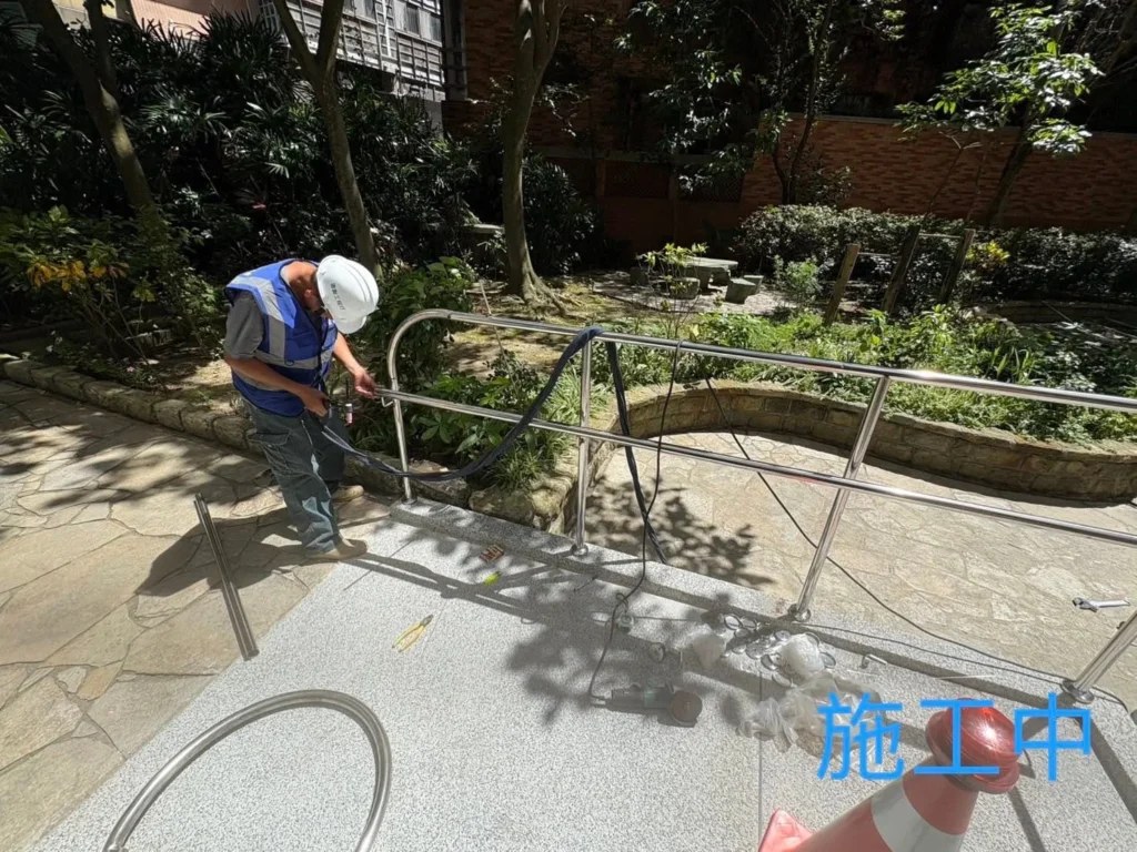 興隆路白鐵欄杆施工中人員整理彎道扶手接點