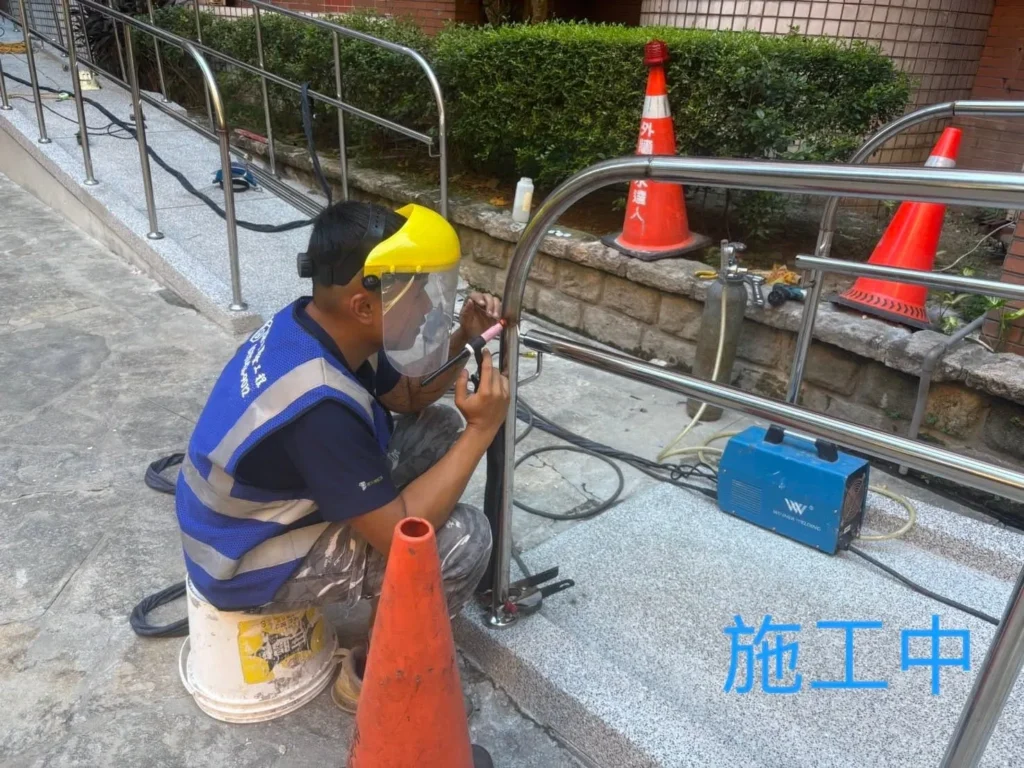 木柵無障礙扶手安裝中施工人員焊接欄杆接合處