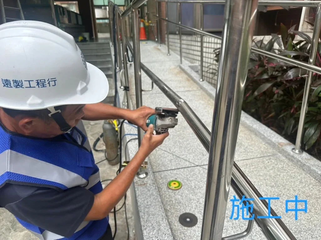 興隆路四段欄杆施工中打磨接點,使接點平整