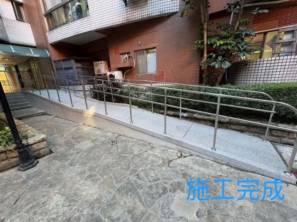 興隆路社區無障礙步道完工後連續扶手配置全景