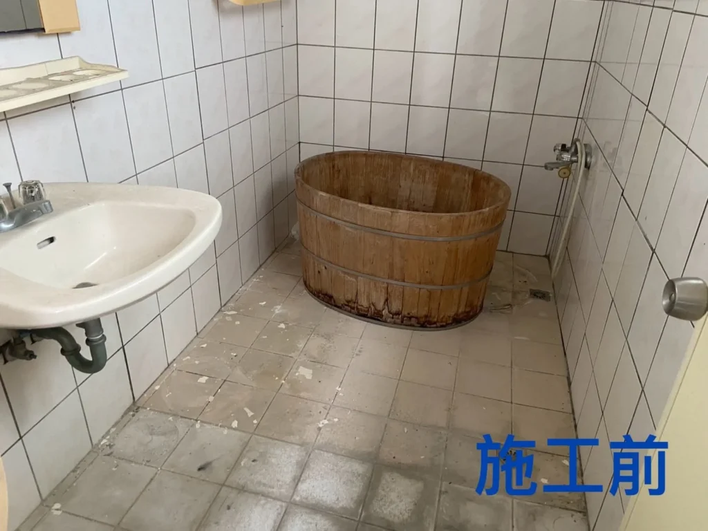龍潭住宅清運前浴室內留有大型木桶與地面雜物