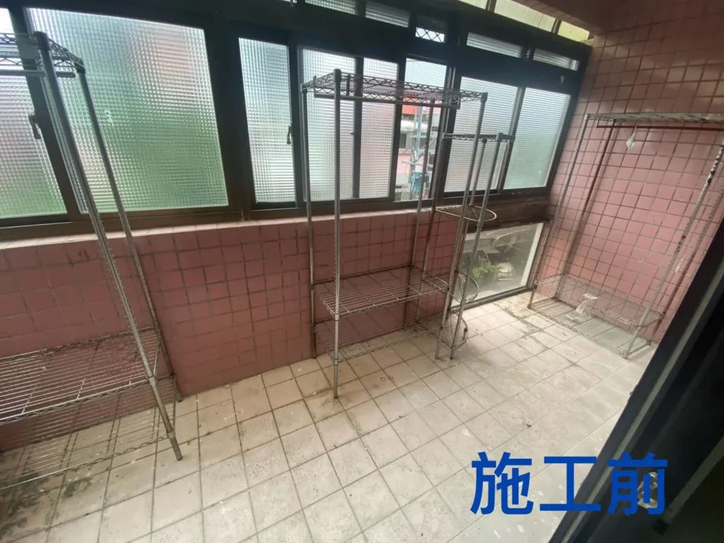 桃園龍潭清運前陽台留有大型金屬架與雜物