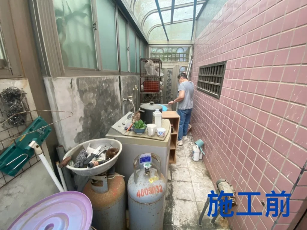 桃園龍潭清運前戶外工作區堆放桶具與各式雜物