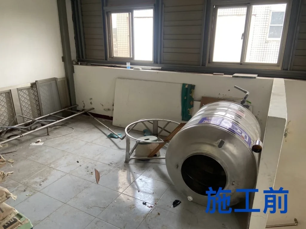 龍潭住家清運前房間留有大型水槽與金屬家具