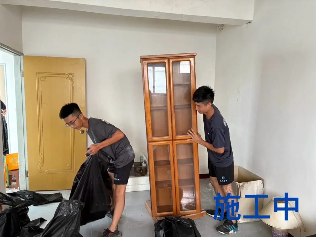 桃園龍潭清運中人員整理層架並裝袋室內雜物