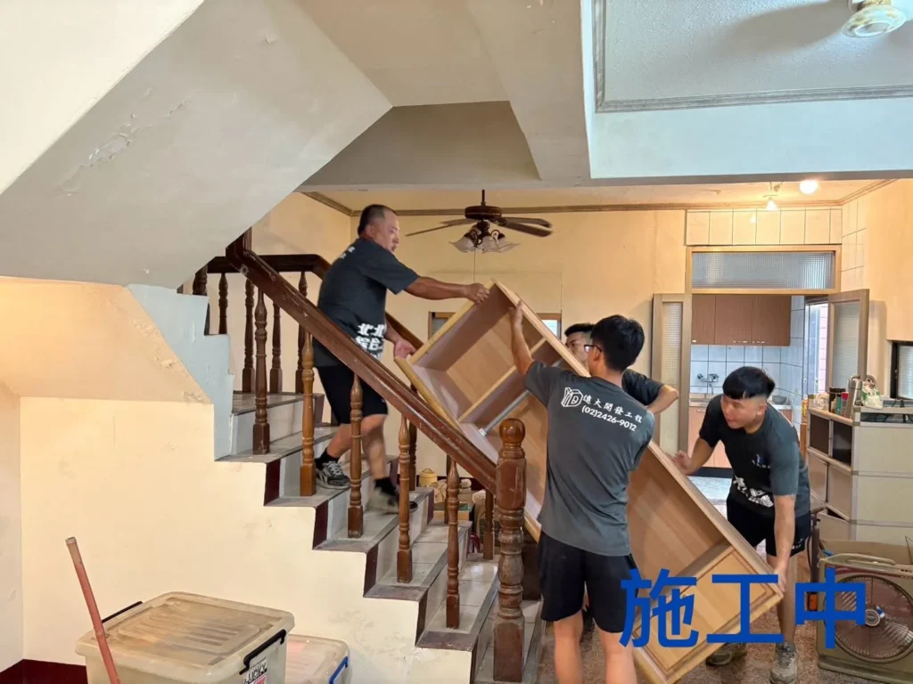 桃園龍潭家庭清運中施工人員搬運大型木製家具
