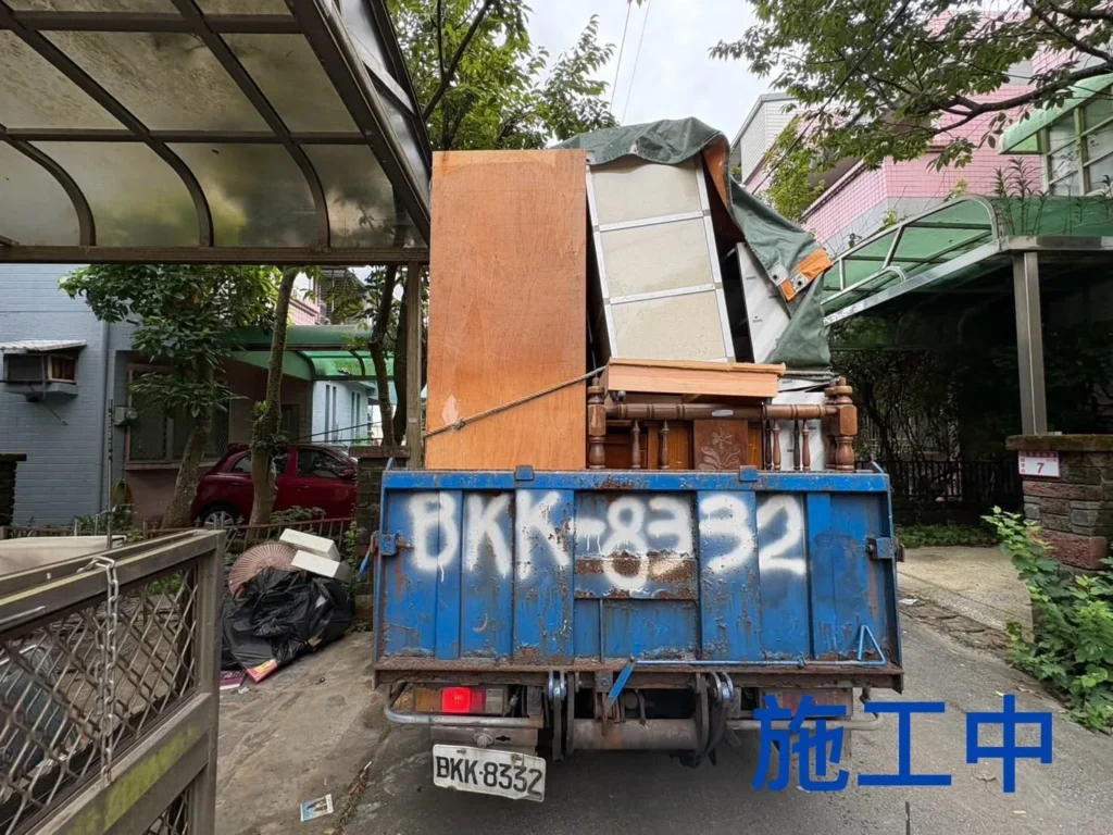 桃園龍潭廢棄物清運車裝載大型櫃體與家具