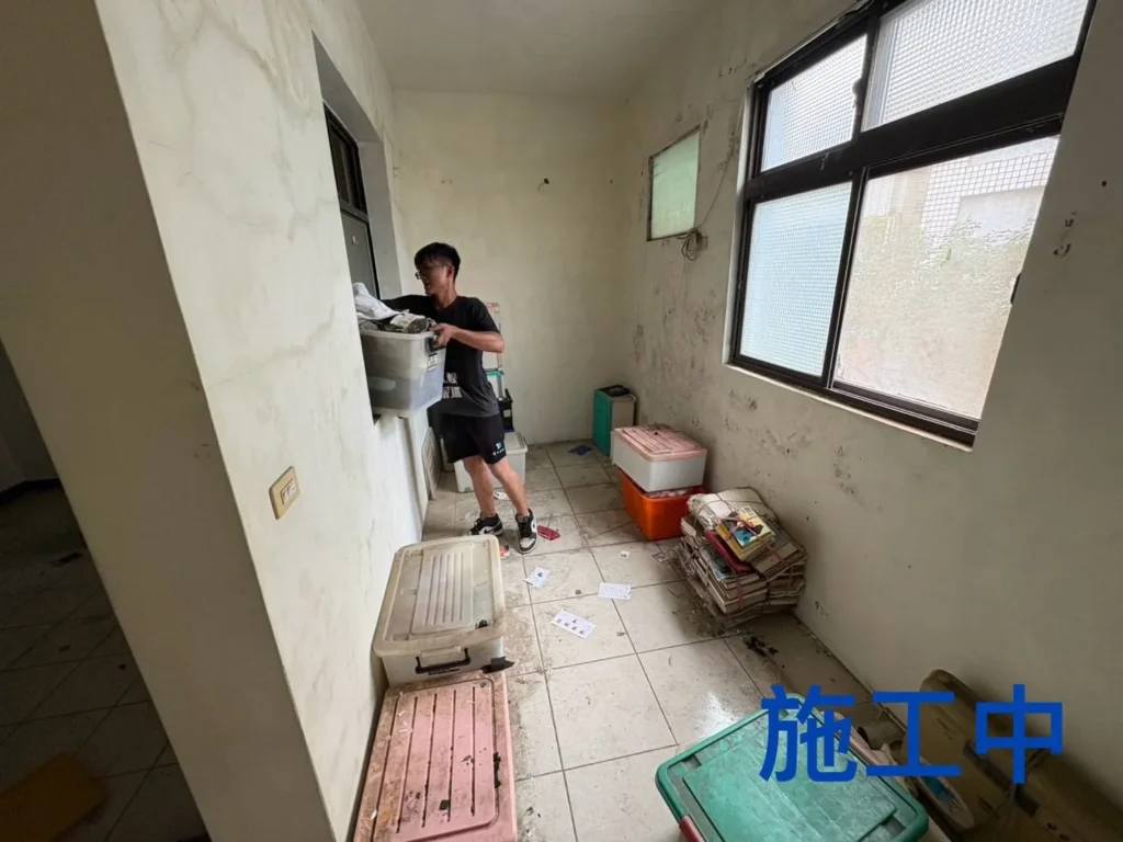 龍潭住宅清運中人員整理房間剩餘物品