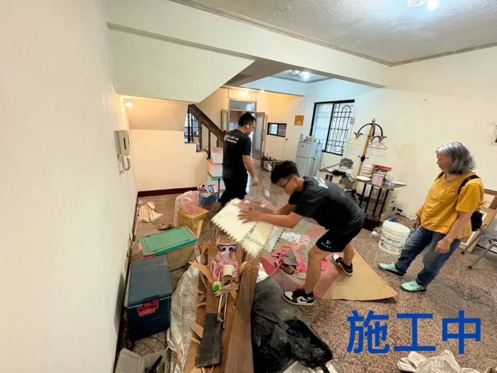 桃園龍潭家庭清運中施工人員於客廳分類雜物