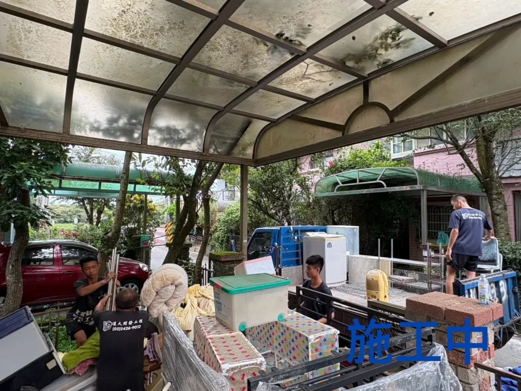 桃園龍潭清運中人員將大型家具與家電搬上車