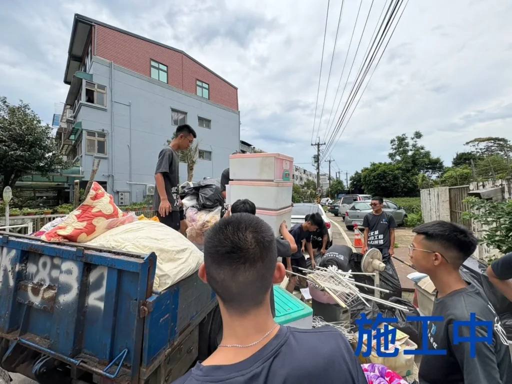 桃園龍潭家庭廢棄物清運中人員裝載清運車