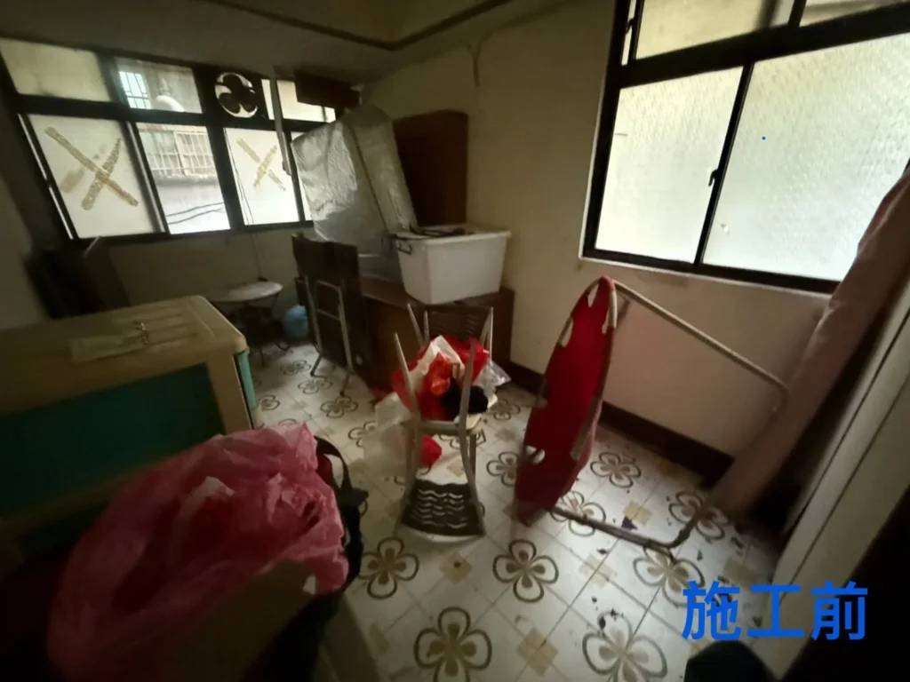 基隆廟口住宅清運前房間櫃體、座椅與袋裝物品