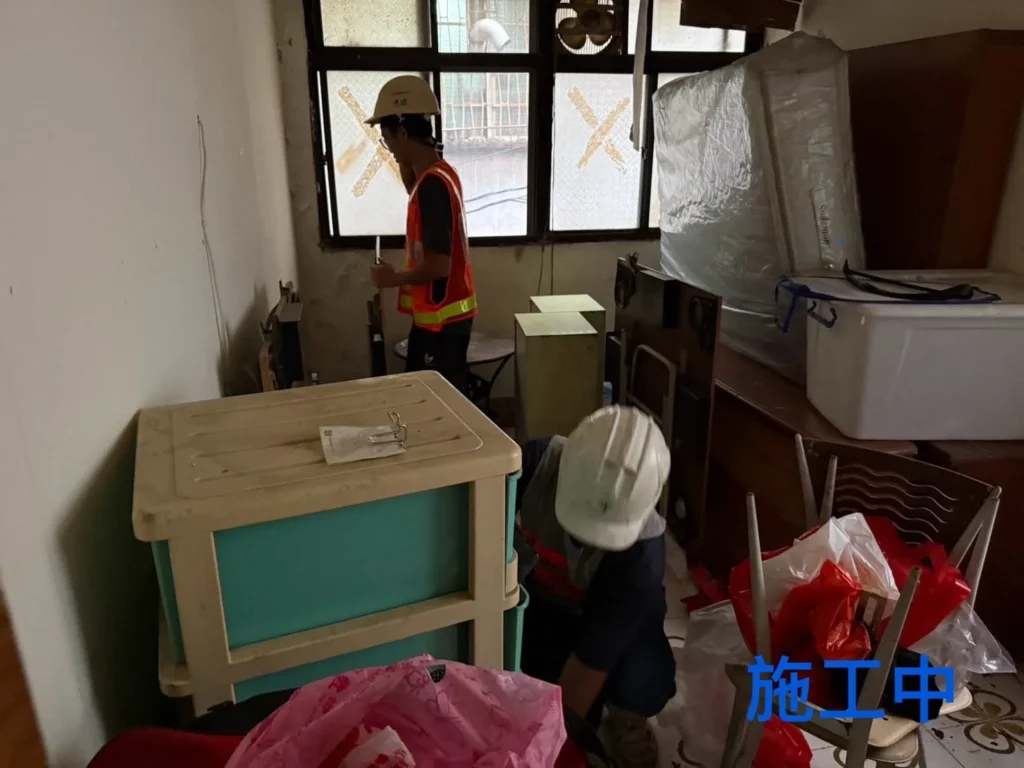 基隆廟口清運中施工人員分類房間家具及雜物