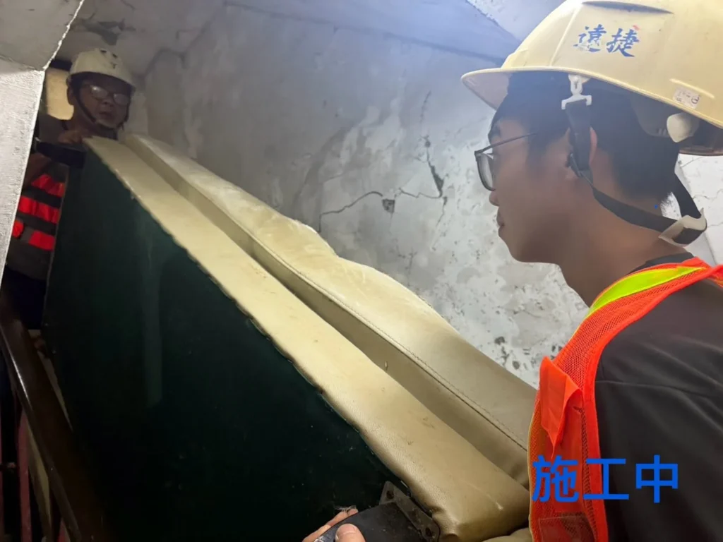 基隆廟口家庭清運中人員搬運大型床墊