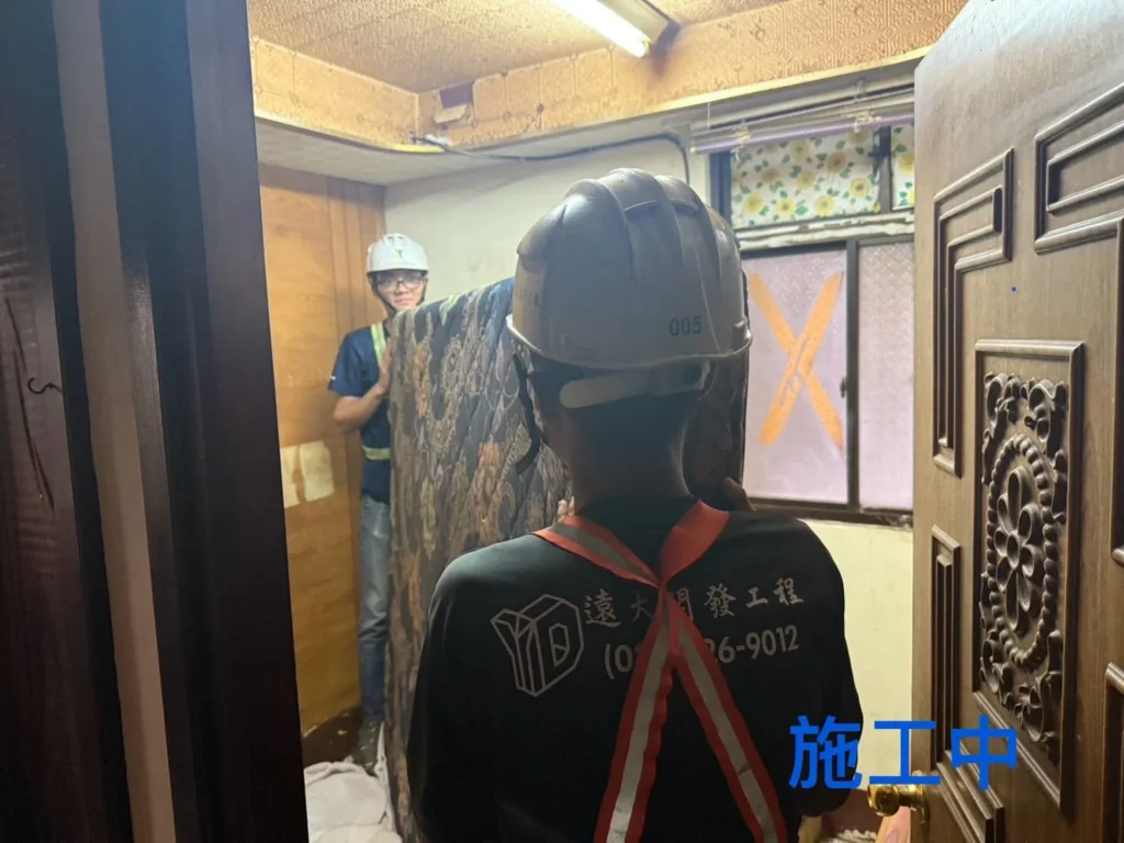 仁二路住家廢棄物清運中多人協作搬運大型家具