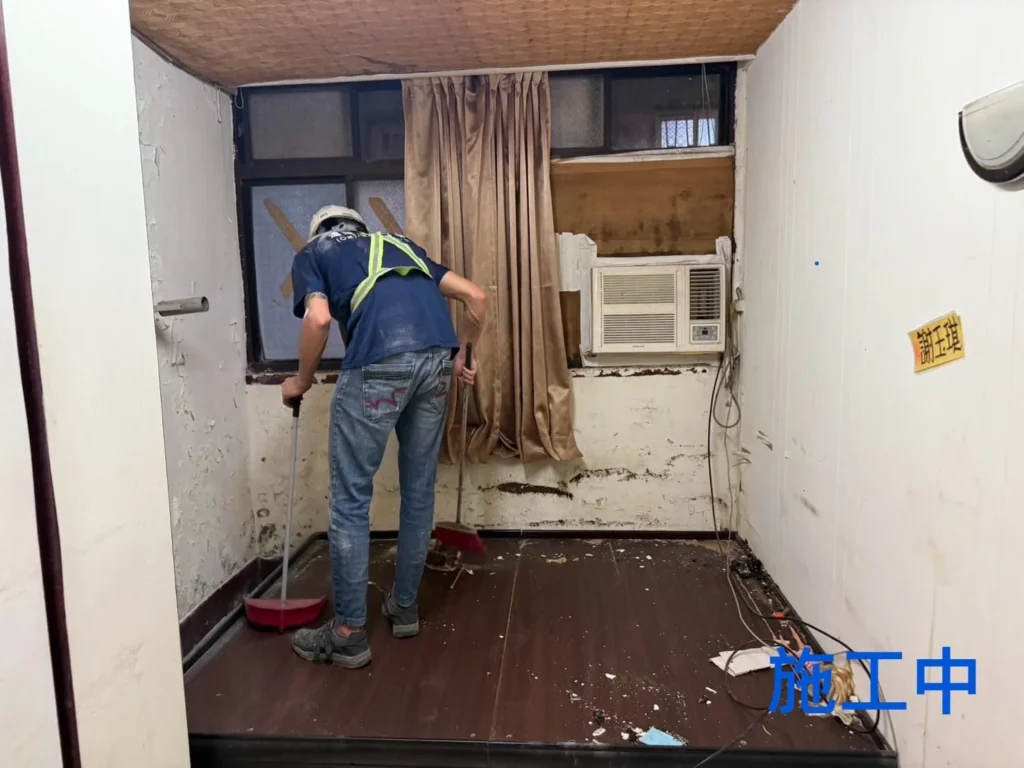 仁二路住宅清運中人員清掃家具移除後的房間