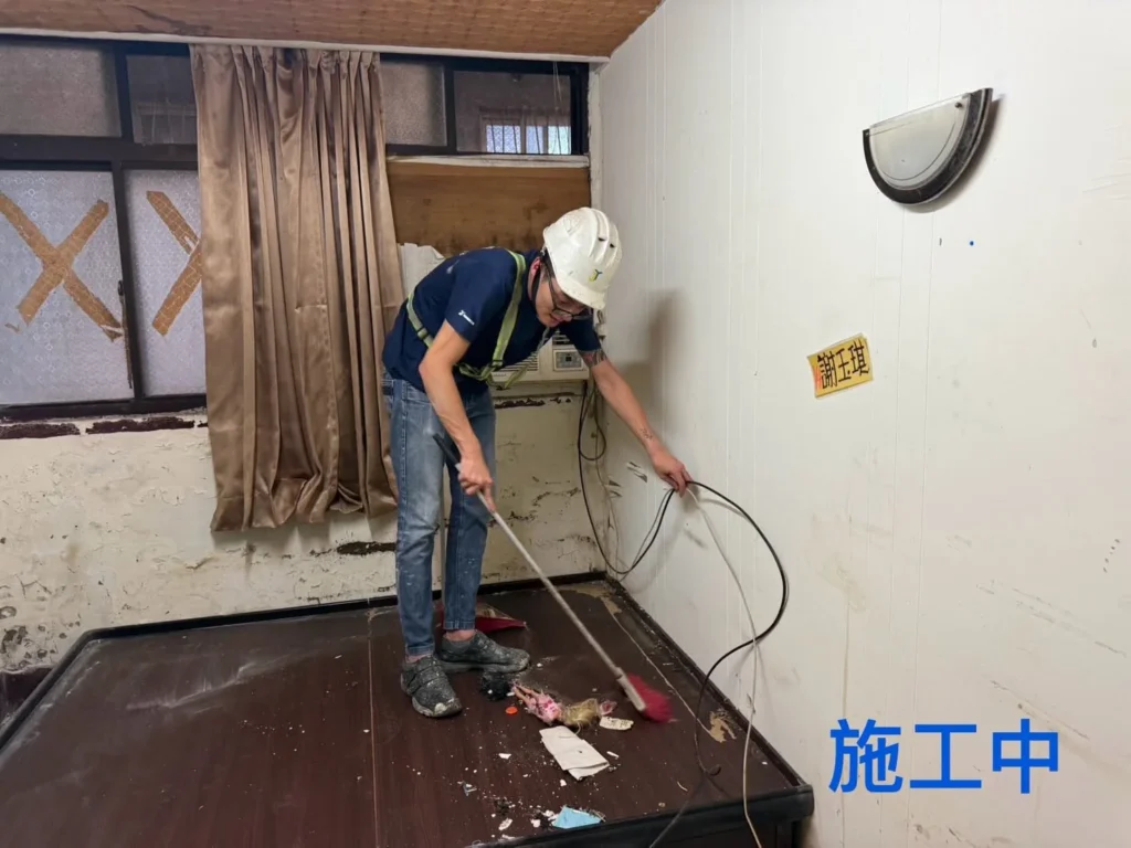 基隆廟口住家清運中清除地板碎屑與零散垃圾