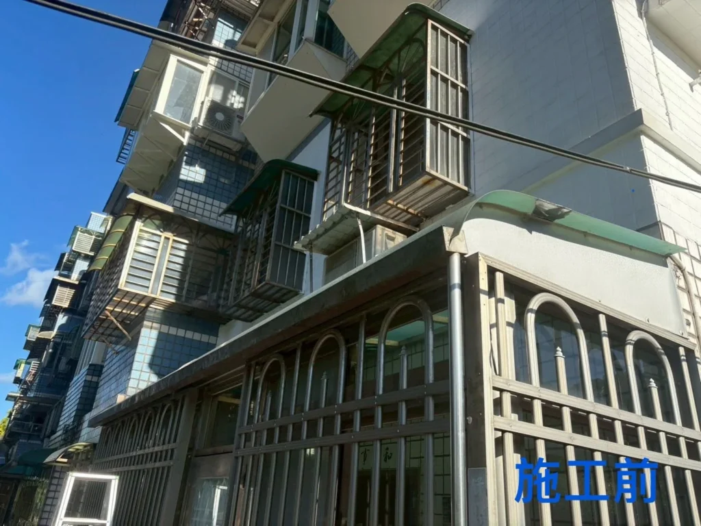 全民一家社區 PC 耐力板更換施工前,建物外側採光雨遮整體外觀