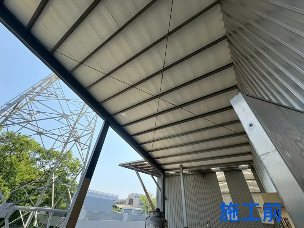 中壢松江北路曬衣架安裝前,金屬遮棚與陽台開放側現況