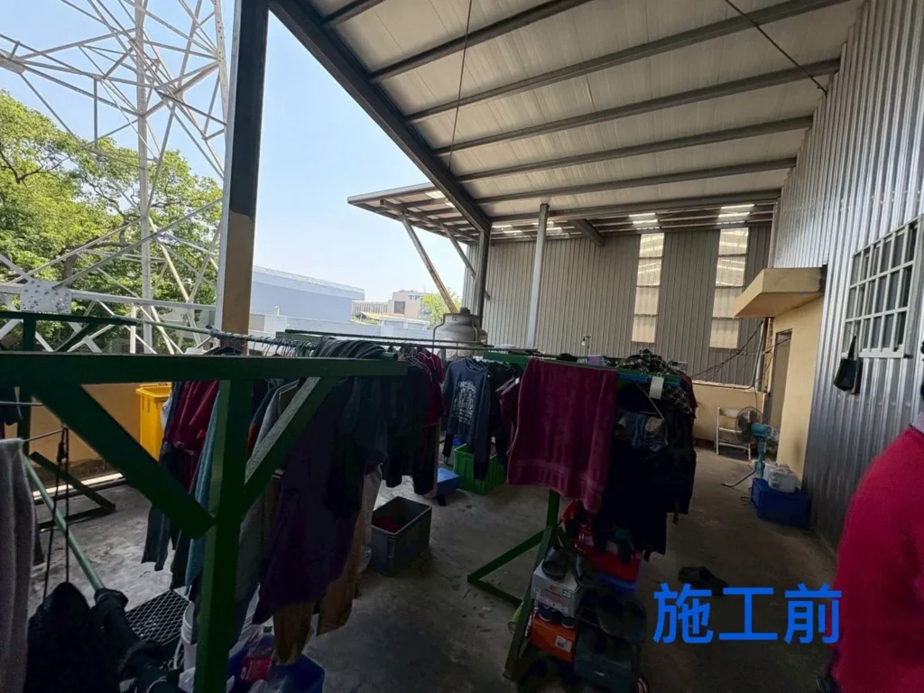 中壢松江北路曬衣架安裝前,遮棚下方既有晾曬區與設備配置