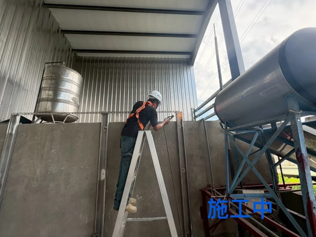中壢松江北路固定式曬衣架施工中,使用梯具設置牆面固定點