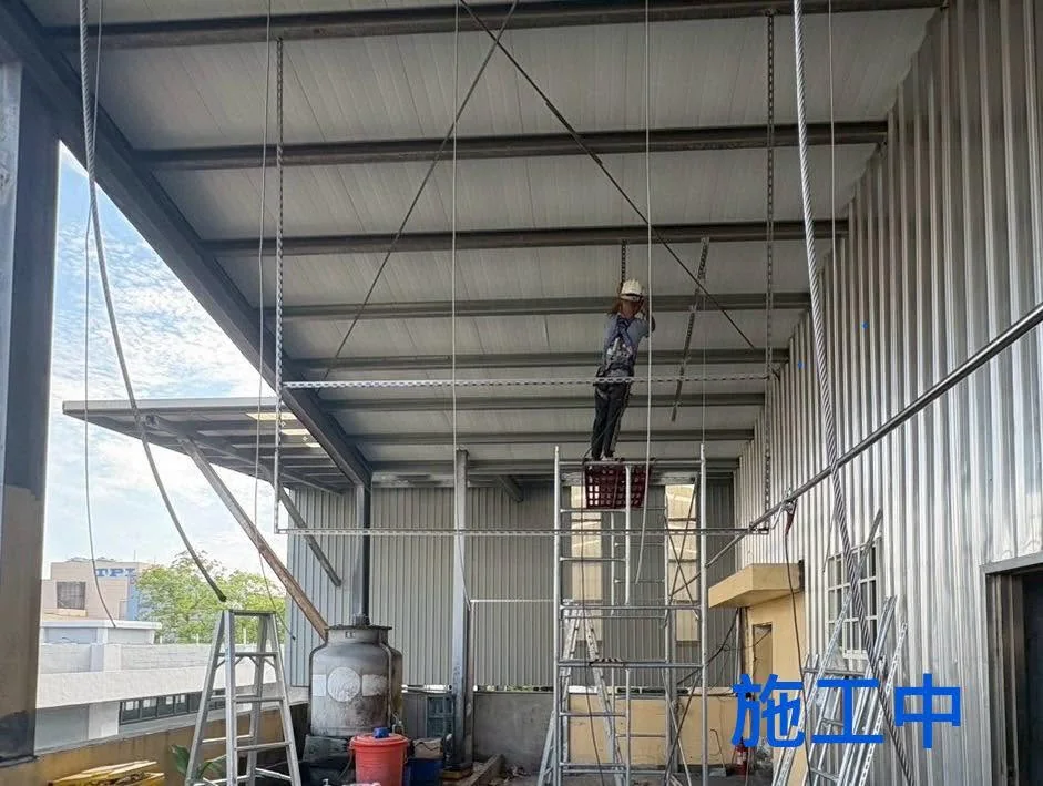 中壢松江北路曬衣架施工中,施工人員於高處調整曬衣桿安裝位置