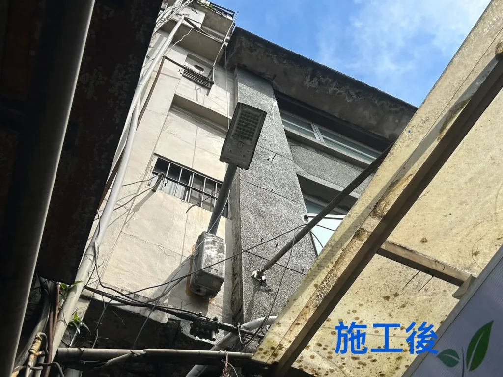 自來街外牆花木清除完成,原植生區域恢復可見的牆面外觀