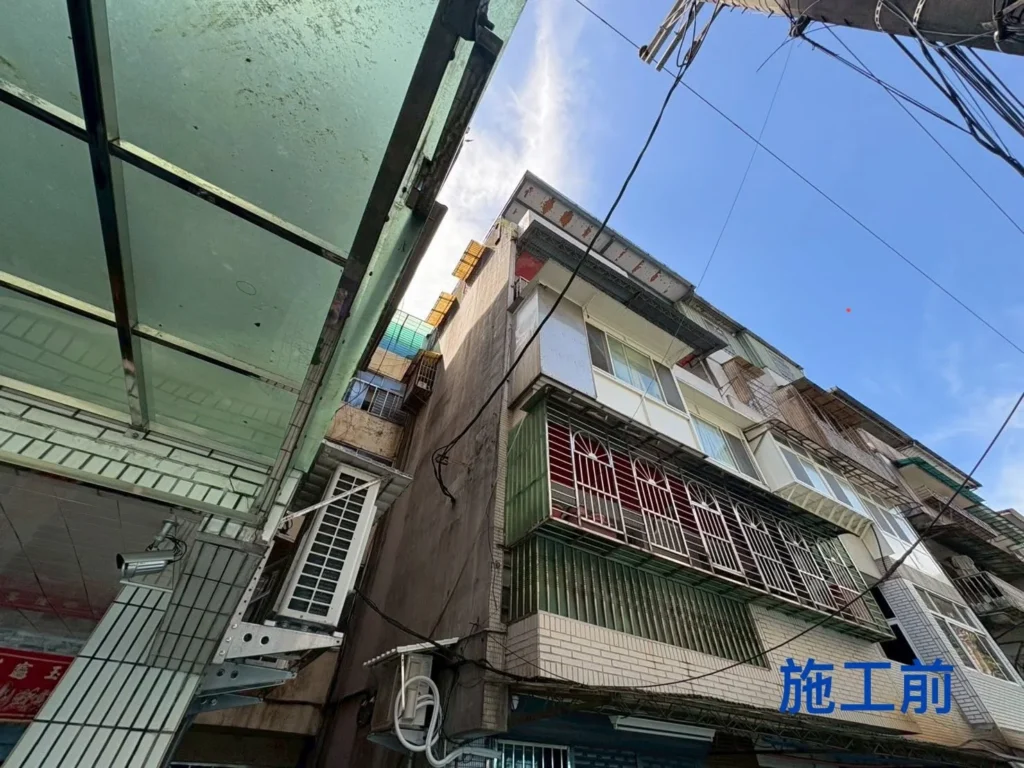 中平街洩水管施工前,狹巷建物外牆與既有設備配置