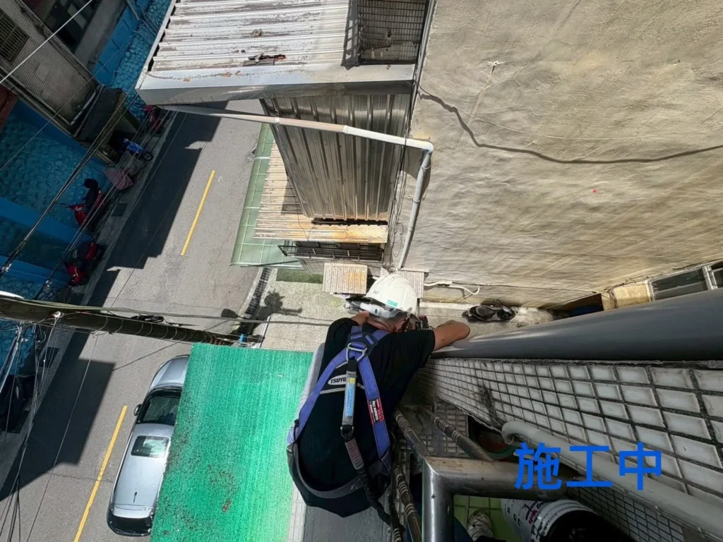 基隆中平街洩水管施工中,施工人員排列並固定垂直管段