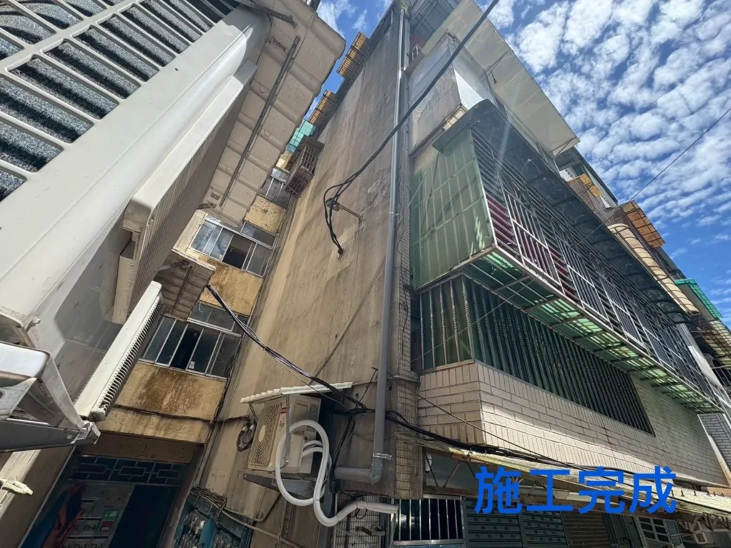 基隆中平街洩水管完工後,管線沿建物側牆向下配置