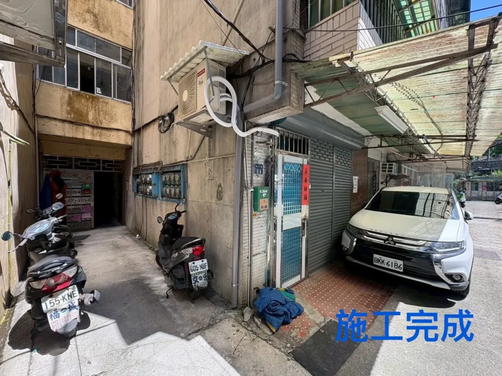 中平街洩水管釘排完成,下方管段與雨遮周邊出口配置