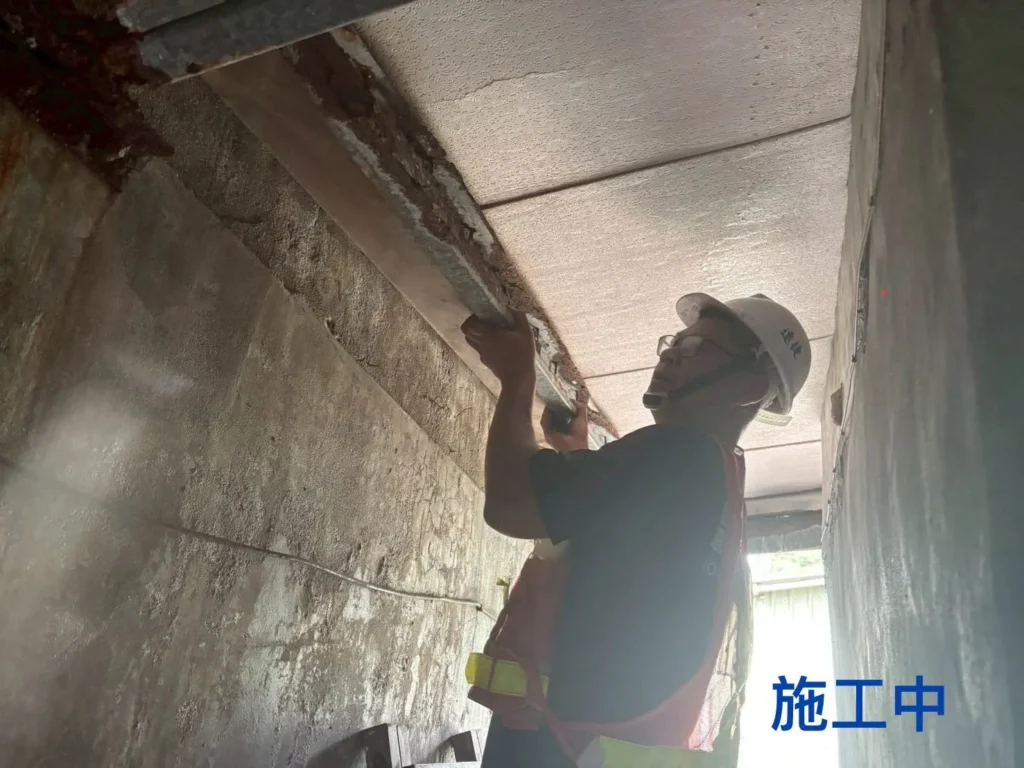 基隆新西街結構補強施工中,施工人員於室內替換生鏽鋼梁