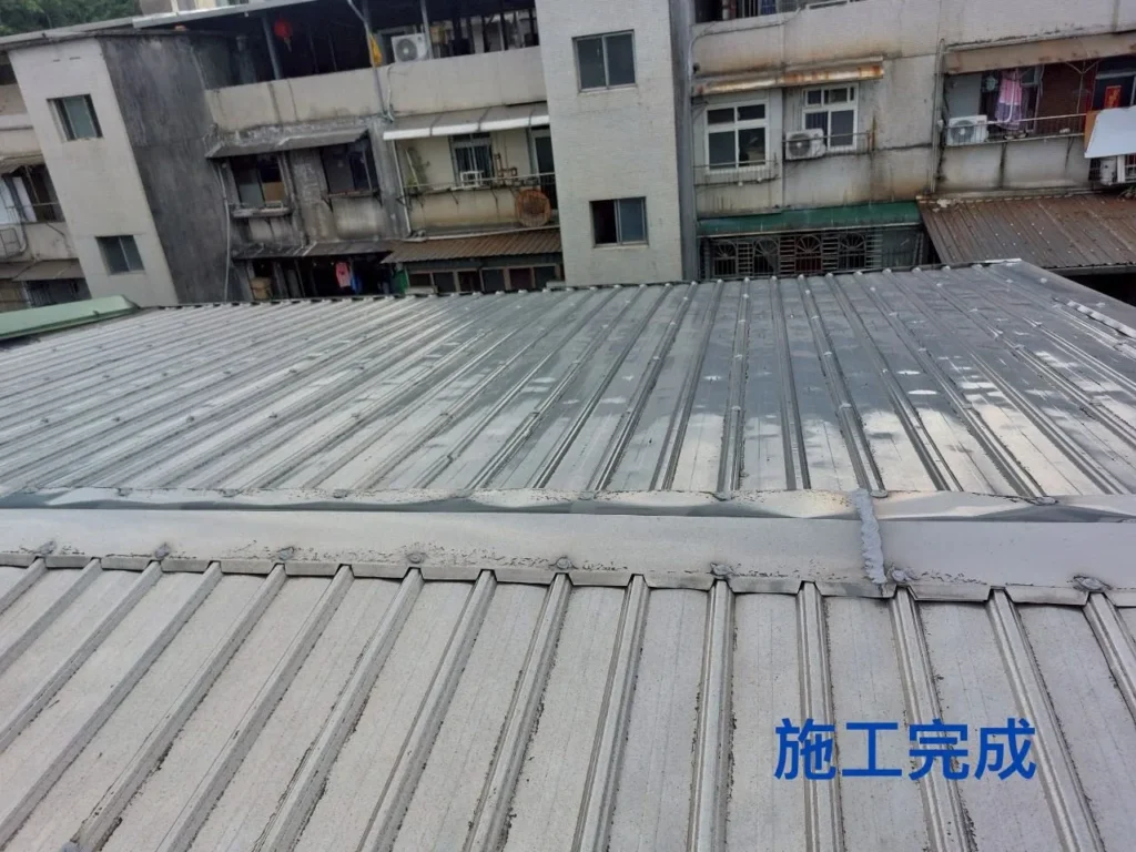 基隆新西街鐵皮屋補強完成,屋頂橫向鋼構支撐整體外觀
