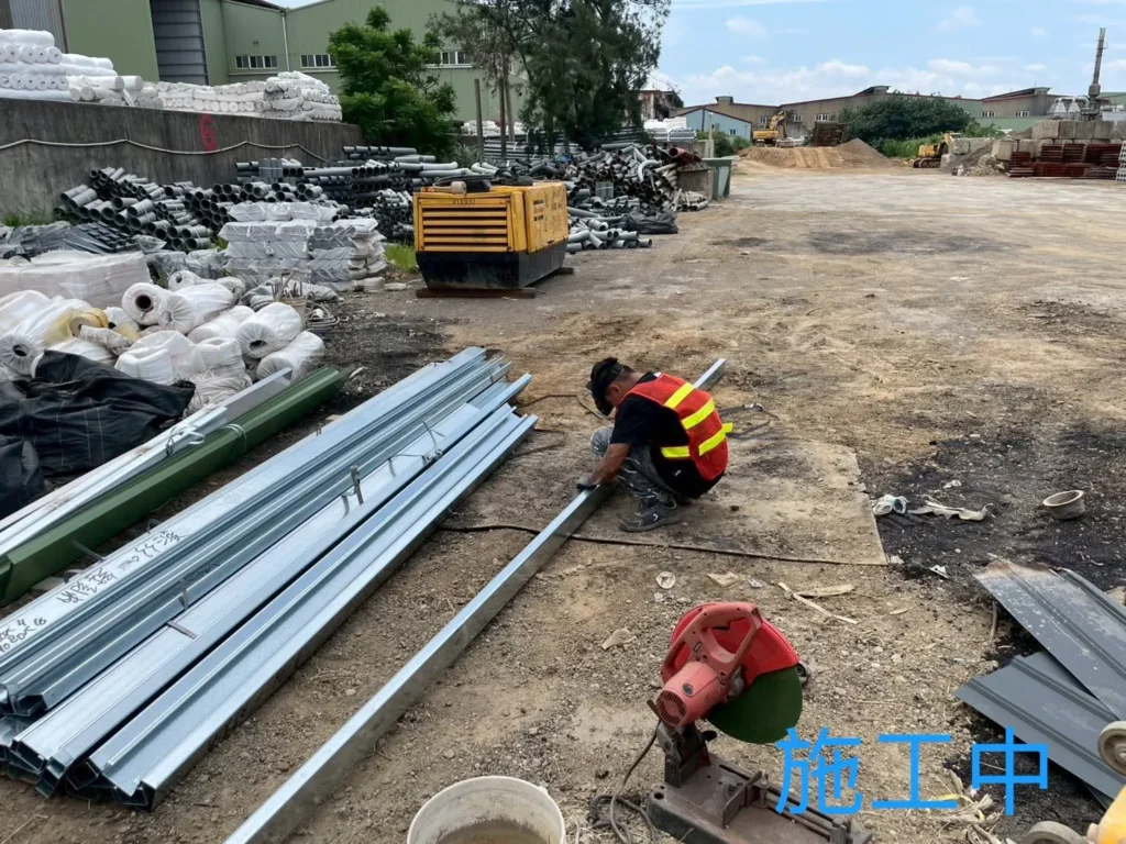 桃園蘆竹鐵皮屋施工中,地面放樣並準備 C 型鋼材料