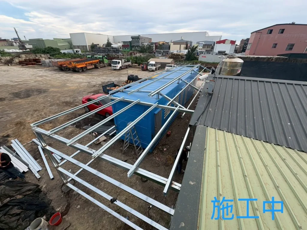 桃園蘆竹鐵皮屋施工中,俯視完成定位的屋頂鋼構骨架