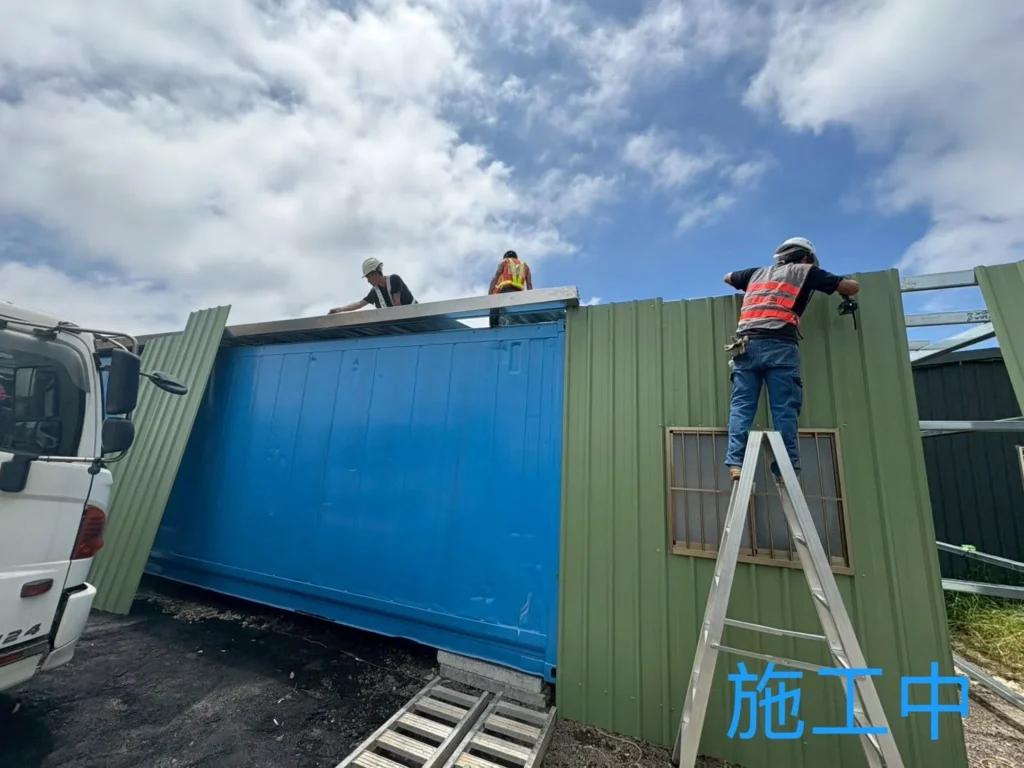 蘆竹鐵工工程施工中,外側梯上進行烤漆浪板固定