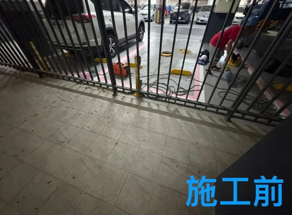 中興國小停車場欄杆封閉施工前，欄杆底部與地面留有連續縫隙