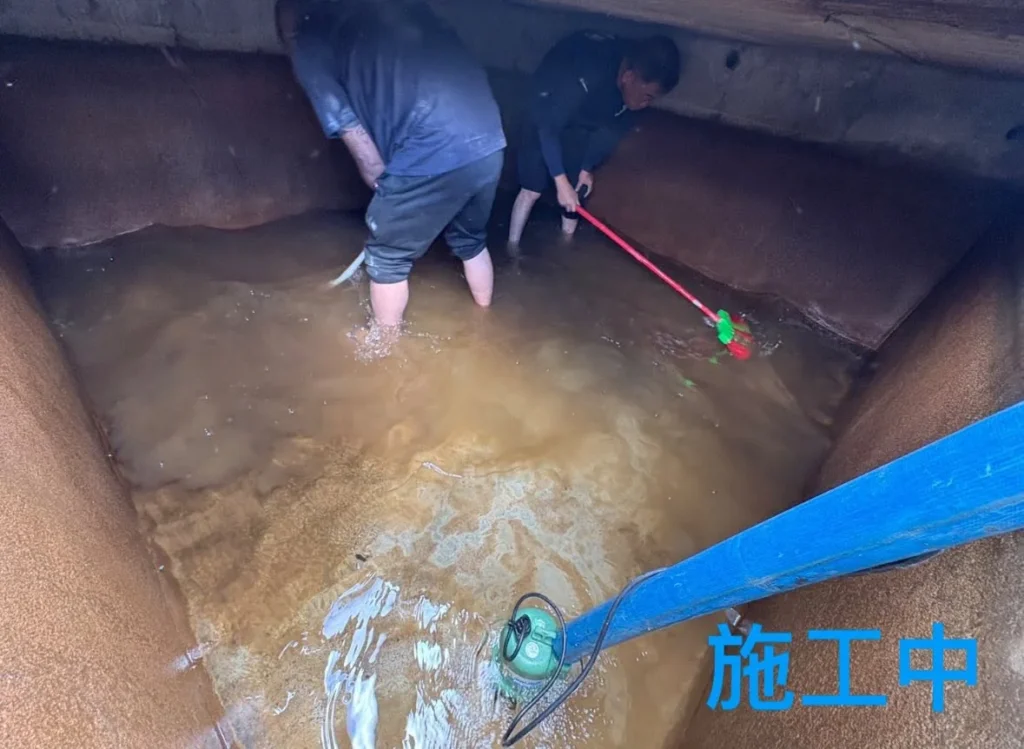 基隆明德二路水塔清洗中,施工人員進入槽體刷洗底部