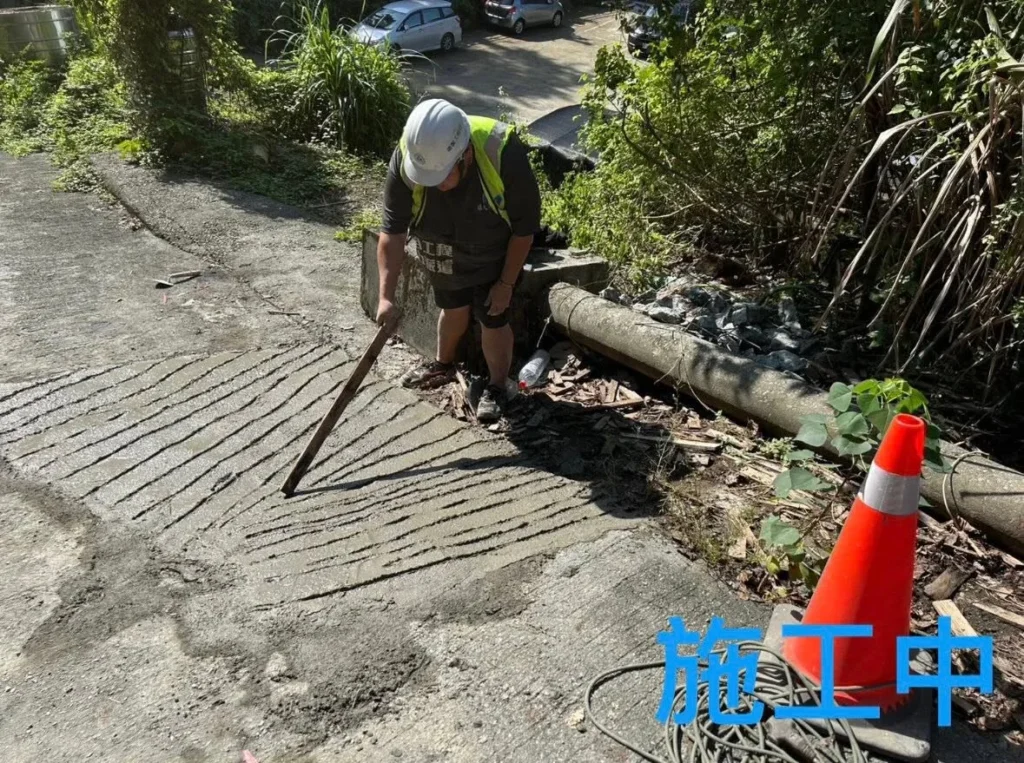 銘傳國中外車道修補中,施工人員於新填補面製作防滑紋理