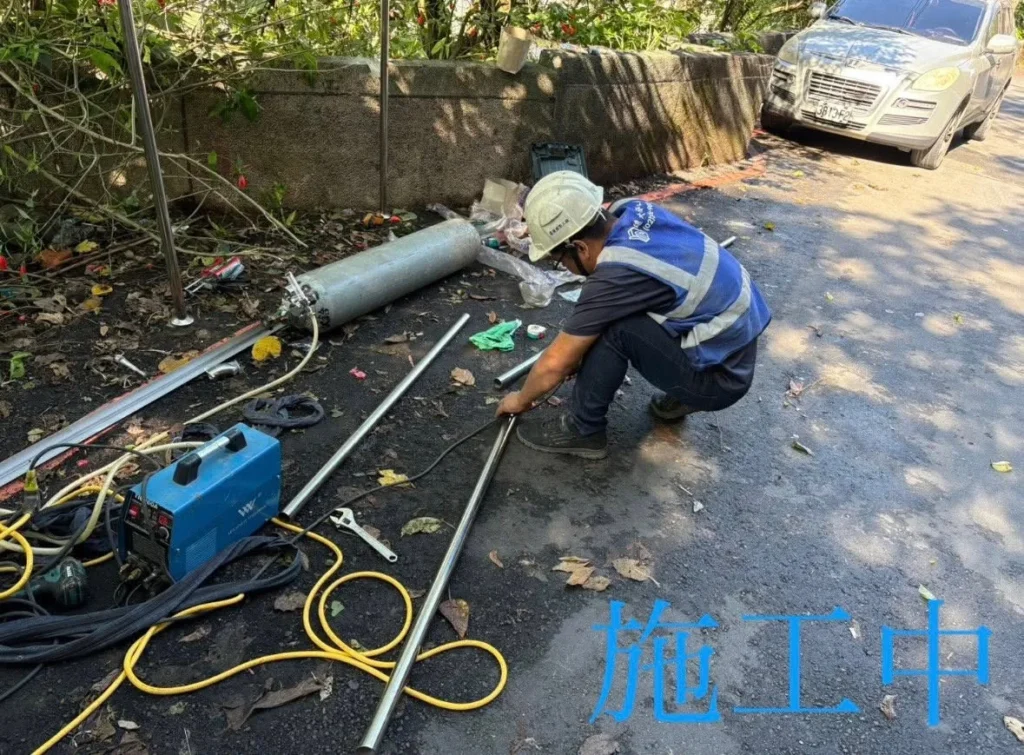 銘傳國中欄杆換新施工中，現場進行白鐵管件裁切準備