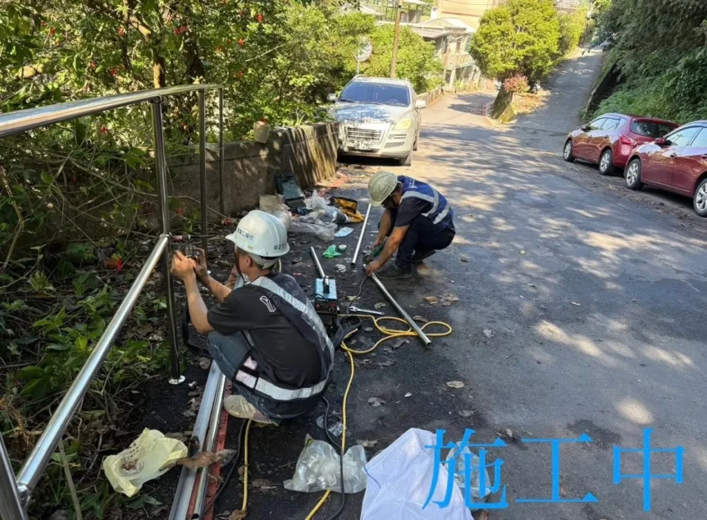 銘傳國中外斜坡欄杆施工中，人員焊接固定白鐵接點