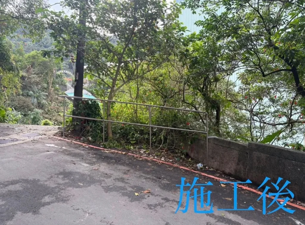 銘傳國中外斜坡欄杆完工後，新欄杆順應道路坡度連續配置
