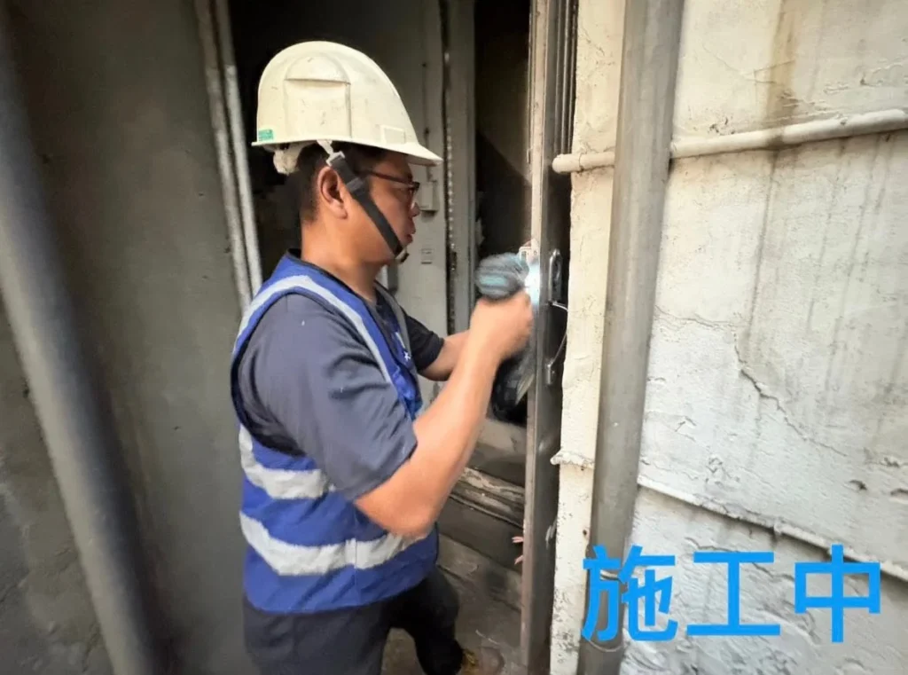 崇安街民宅門鎖施工中,人員拆換一樓老舊鎖具